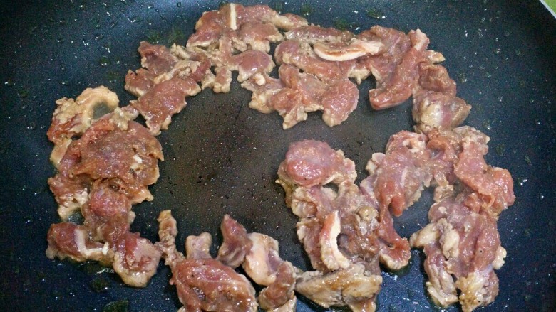芹菜牛肉条,加入腌制好的肉,大火翻炒。