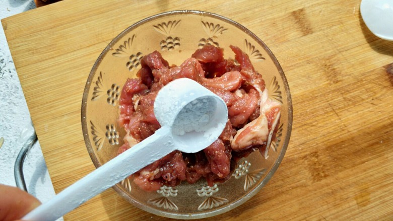 芹菜牛肉条,加入半勺生粉,抓匀。