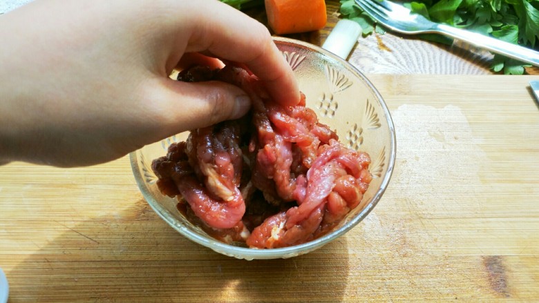 芹菜牛肉条,用手抓匀,这个过程保持1分钟以上。