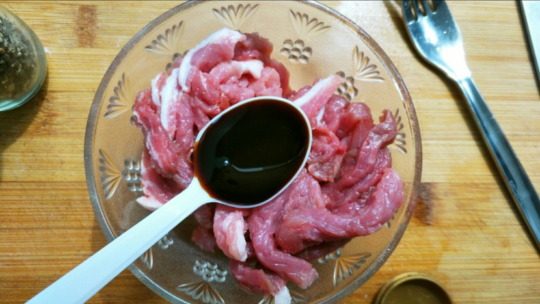 芹菜牛肉条,肉放到碗里,加入一勺<a style='color:red;display:inline-block;' href='/shicai/ 692'>酱油</a>。