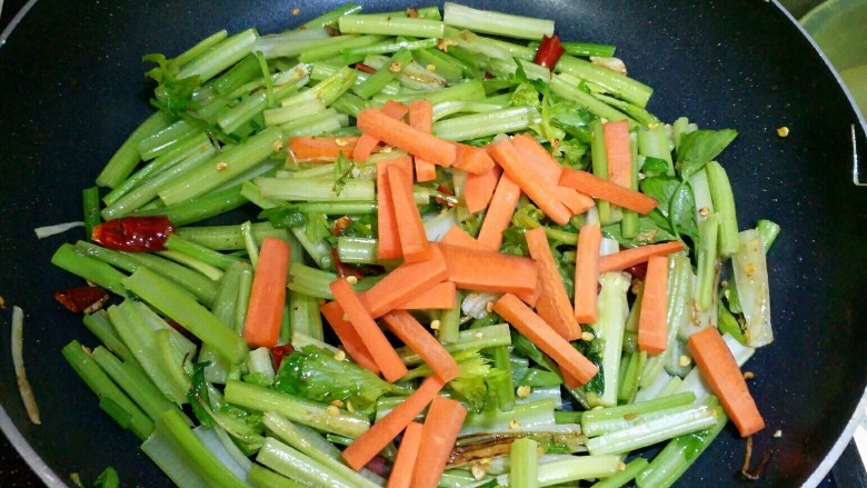芹菜牛肉条,加入胡萝卜,继续翻炒1分钟。