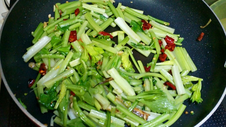 芹菜牛肉条,加入芹菜,翻炒1分钟。