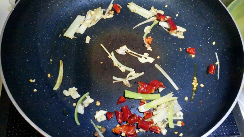芹菜牛肉条,锅里剩下的油继续用来煸葱,蒜,辣椒。小火慢慢煸香。
