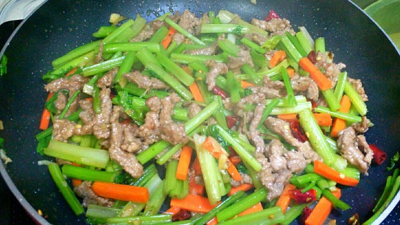 芹菜牛肉条,加入肉条,大火翻炒的2分钟入味。这一步可以加入少量清水,让食物的味道更好的融合在一起。