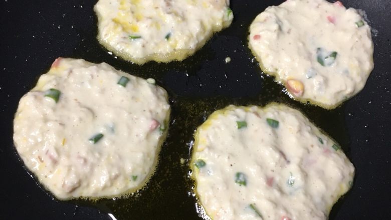 奶香藕饼,用勺子舀到锅里，中火煎，拿着锅晃动，饼移动了就可以翻面了，中火煎一会儿改用小火，两面换着煎，有点小焦最好吃😋
