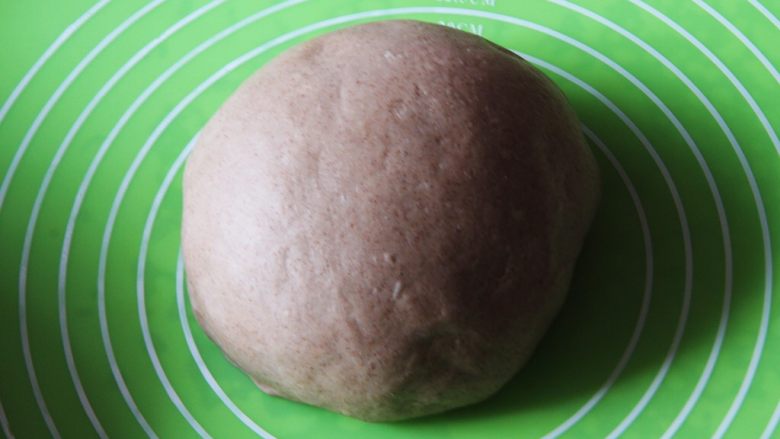 黑麦花生片吐司,整理一下,滚圆。