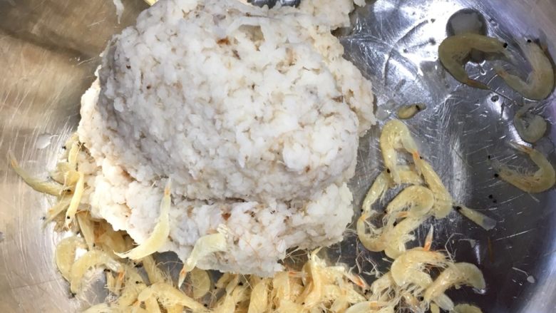 奶香藕饼,放一些虾皮（补钙佳品）
不喜欢吃的可以不放
