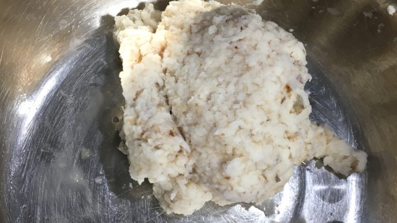 奶香藕饼,稍微挤掉一点水份