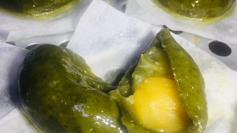 自制🍃网红青团子、清明艾青团子,最后可以把每个用保鲜膜包起来!常温2–3天吃完、冰箱冷藏后会有些硬、可以微波炉适当加入1分钟