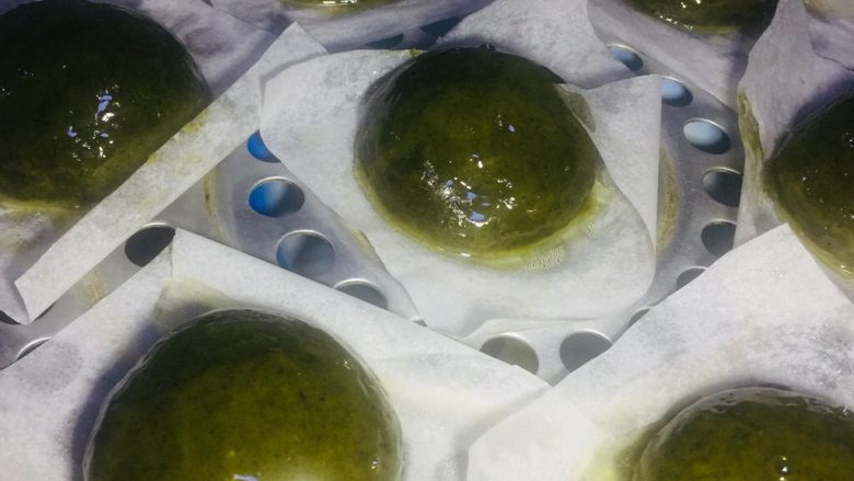 自制🍃网红青团子、清明艾青团子,一出锅后继续刷油、把每个团子都刷到位、这样会柔软糯糯的!而且不会到处乱粘!
