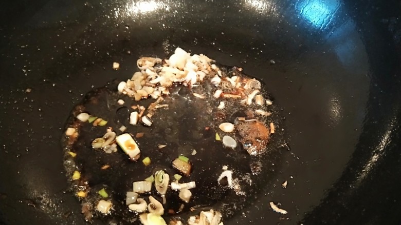 浇汁长条茄子,锅中放入适量油烧热,加入葱姜蒜末炒香,加入10<a style='color:red;display:inline-block;' href='/shicai/ 718'>料酒</a>,