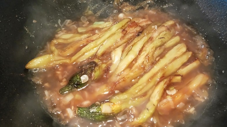 浇汁长条茄子,放入茄子,加少许开水,1克盐,倒入调好的汁,开锅即可,