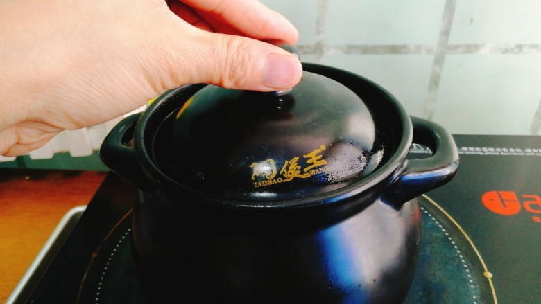 辅食计划+乳鸽红菇汤,再次盖上盖子,保持小火煲15分钟