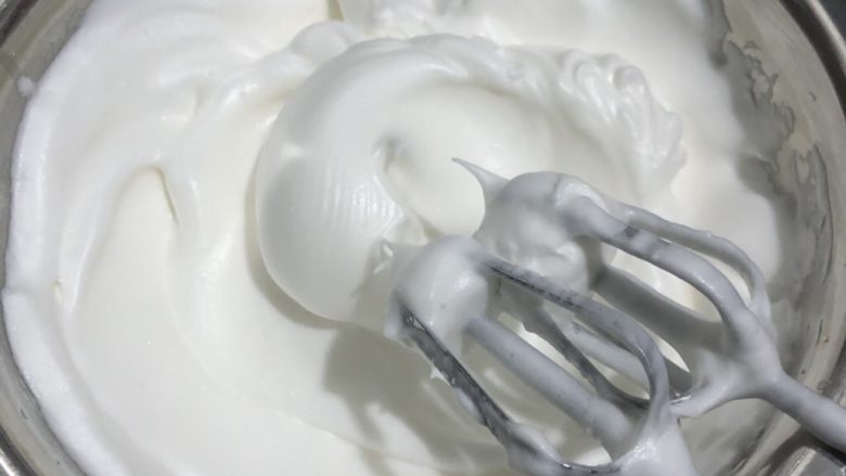 橘香戚风蛋糕,蛋白打发至露出尖尖角,硬性发泡状态(此时可以去预热烤箱130度5分钟)