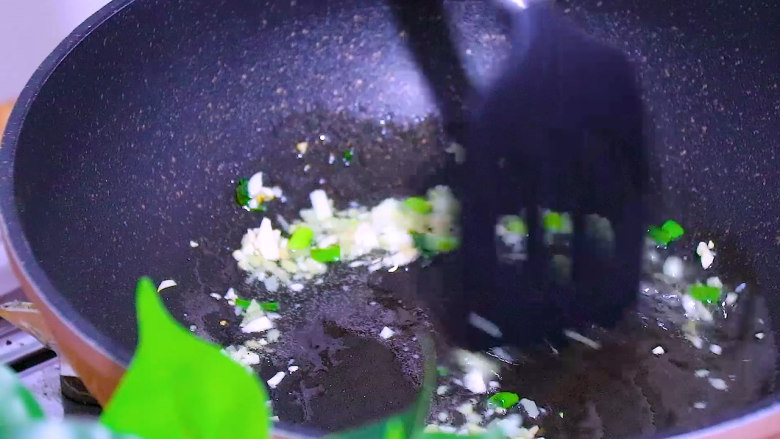 茄汁虾仁,炒锅中放油少量,炒香葱姜蒜末
