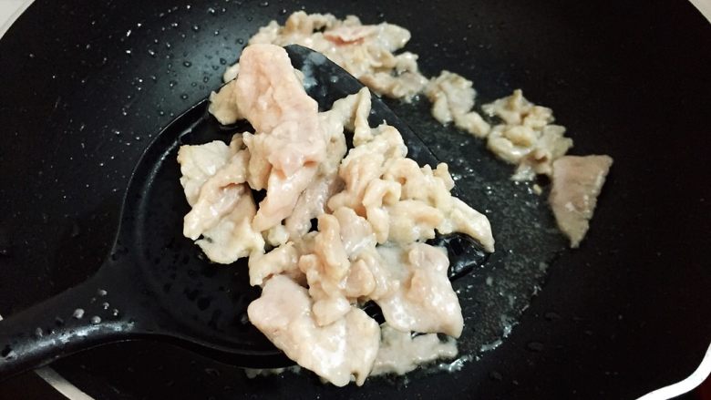 黄瓜炒肉片,盛出备用