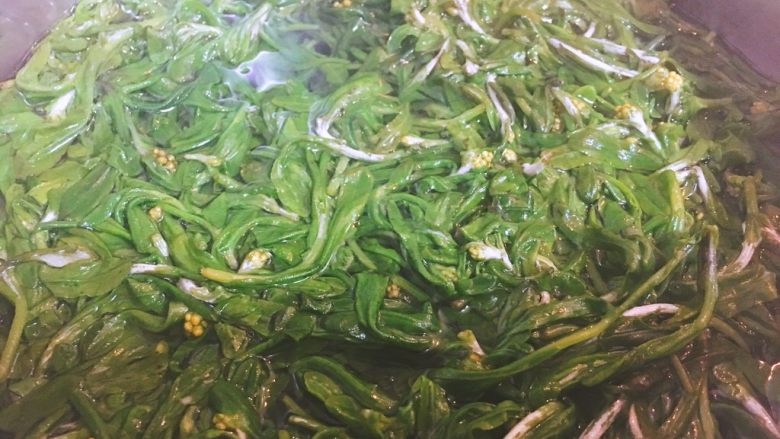 青团(三种口味),清洗好的水菊花放入开水中,加食用碱煮10-15分钟,食用碱就是保持它颜色用的