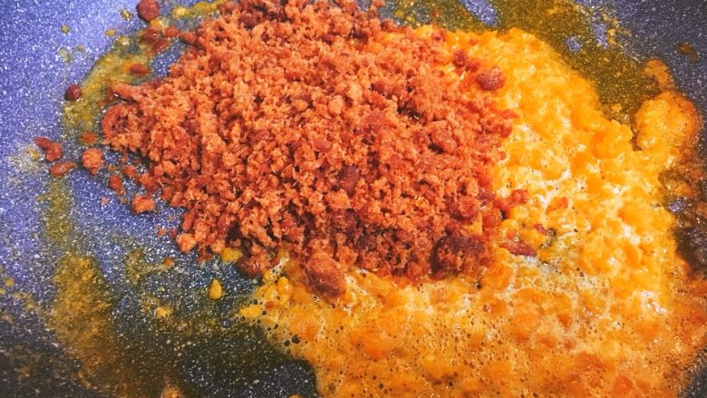 青团(三种口味),就可以倒入肉松了,翻炒几下,关火,有蜂蜜加点点混合匀,没有也没事