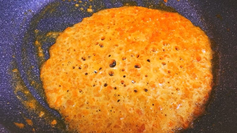 青团(三种口味),怕有腥味可以加点料酒,煸炒到起大片小泡泡
