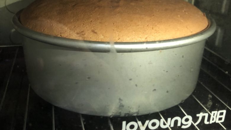 橘香戚风蛋糕,送入烤箱中下层,上下火130度50分钟,30分钟后,温度调至150度
PS:真的好香