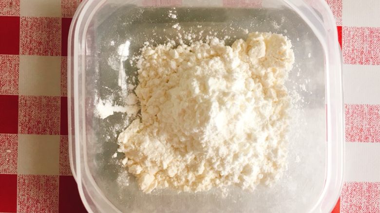 海盐芝士奥利奥·爆浆蛋糕,低粉和淀粉称在一起,提前过筛