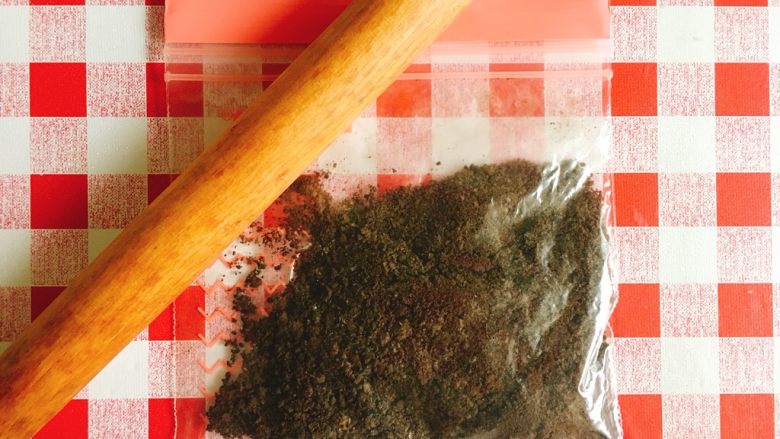 海盐芝士奥利奥·爆浆蛋糕,将奥利奥碎用擀面杖擀碎。
tips:大小根据个人喜好,个人建议碎一些比较好。