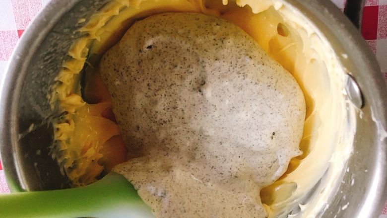 海盐芝士奥利奥·爆浆蛋糕,将奥利奥奶油和冷藏好的卡仕达酱搅拌融合,成半流动的海盐奥利奥卡仕达酱。
装入裱花袋中备用。