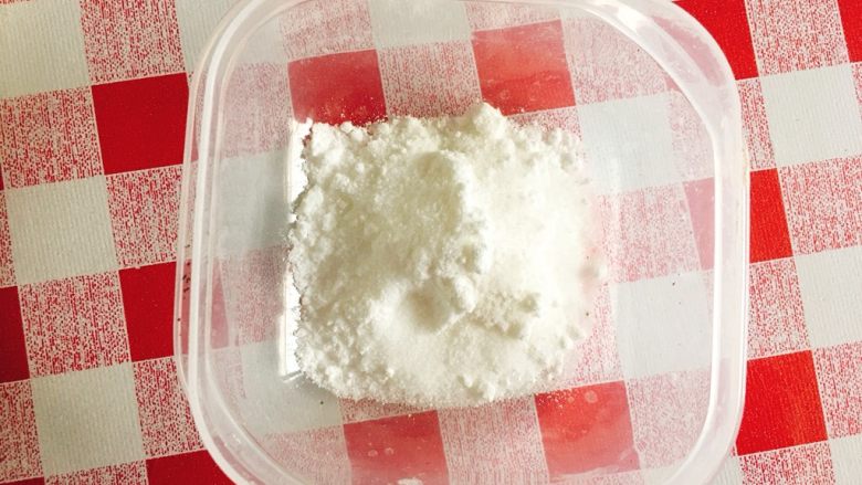 海盐芝士奥利奥·爆浆蛋糕,将细砂糖和盐称在一起备用。
tips:由于盐的重量很少,建议在称完糖的时候不要把称置零,这个时候称比较灵敏,继续加盐来称。