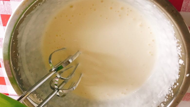 海盐芝士奥利奥·爆浆蛋糕,打发至4-5成发时,停下,检查状态。
tips:液态要开始变成半流动态时即可。