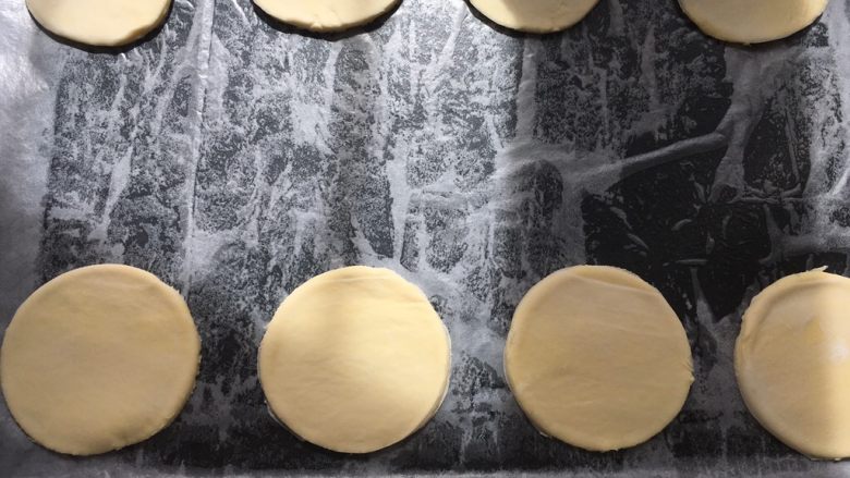 棒棒糖苹果派,烤盘铺油纸,取8片圆片铺在烤盘上