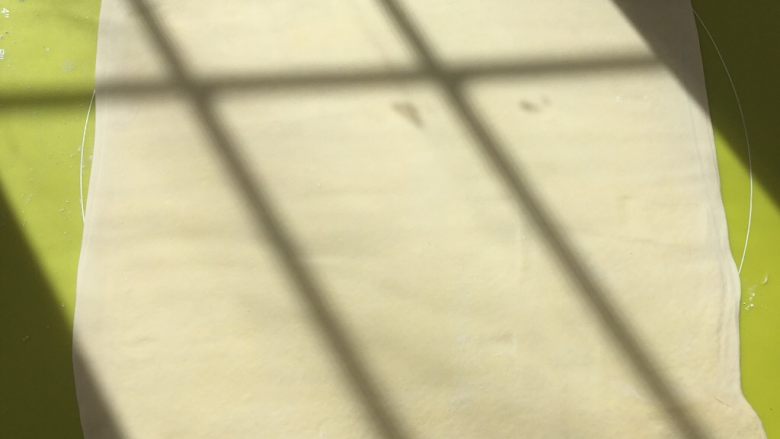 棒棒糖苹果派,将折好的面片擀成薄片,厚度约为0.2厘米左右