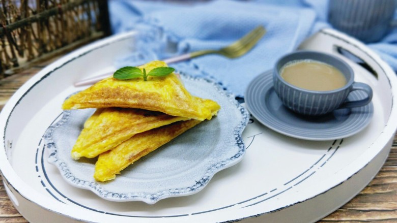 #辅食计划#芝士培根三明治,搭配一杯咖啡牛奶,营养全面早餐。