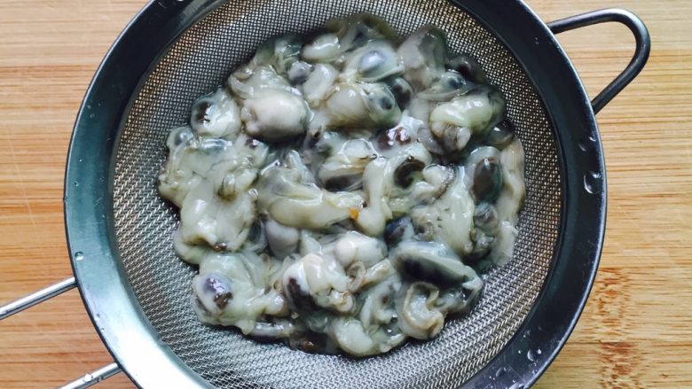 舌尖上的美食~蚵仔煎,沥干水份备用