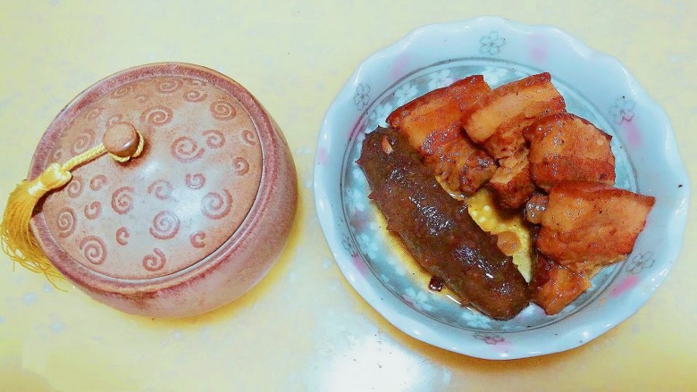 滋阴补肾海参红烧肉,海参吸取了香浓的卤汁和红烧肉的油脂,祛除了腥味,保留了浓香