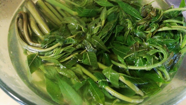 春季养肝,香椿芽鸡蛋饼,将香椿芽焯水