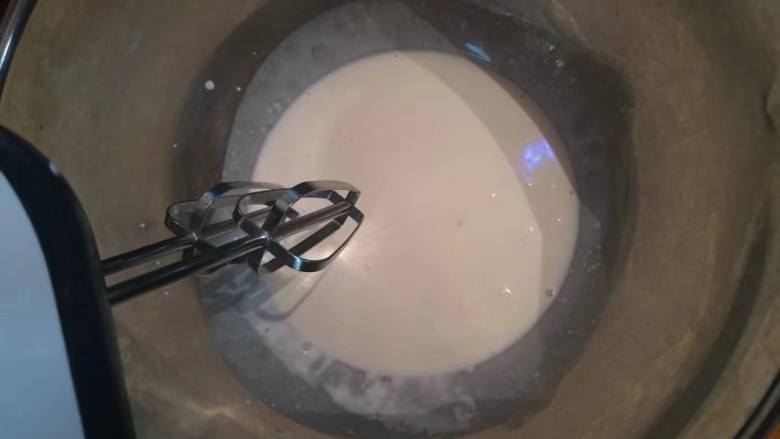 润燥瘦身,芒果银耳布丁,将奶油倒入容器,用电动打蛋器打发至粗泡,加入1/3细砂糖