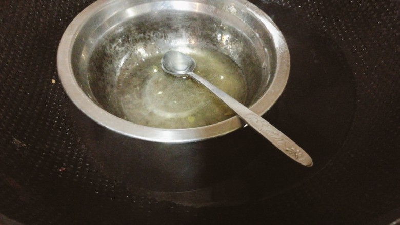 润燥瘦身,芒果银耳布丁,加入温开水,隔水小火加热,搅拌至无颗粒状