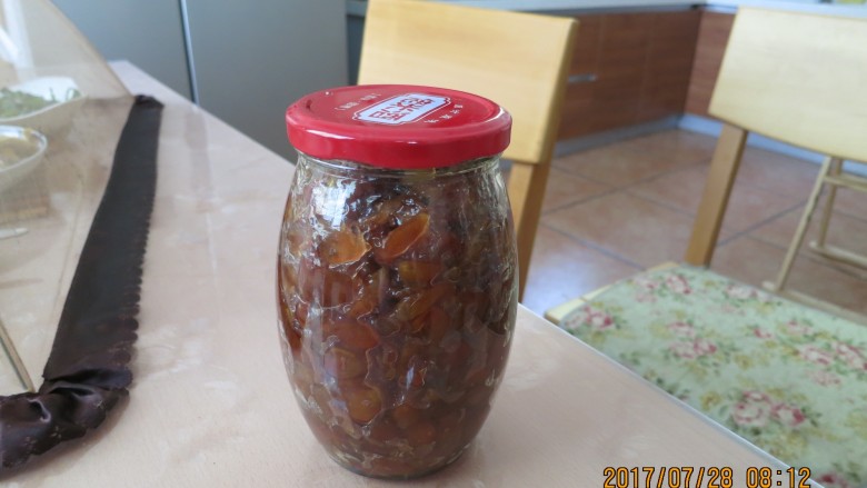 生津健胃化痰止咳黄皮果酱,冷却后装瓶密封好冰箱冷藏,几年都不坏,甚至是放越久止咳效果越好。