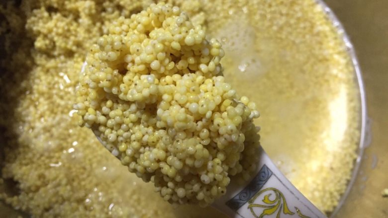 糯小米蒸排骨,浸泡后的小米发至1.5倍大,沥干水分备用