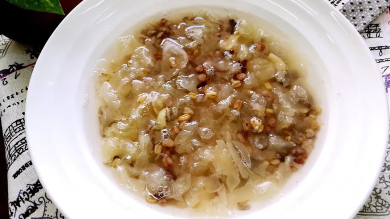 润燥瘦身,芒果银耳布丁,也可以加燕麦来炖,补充更多膳食纤维和矿物质维生素
