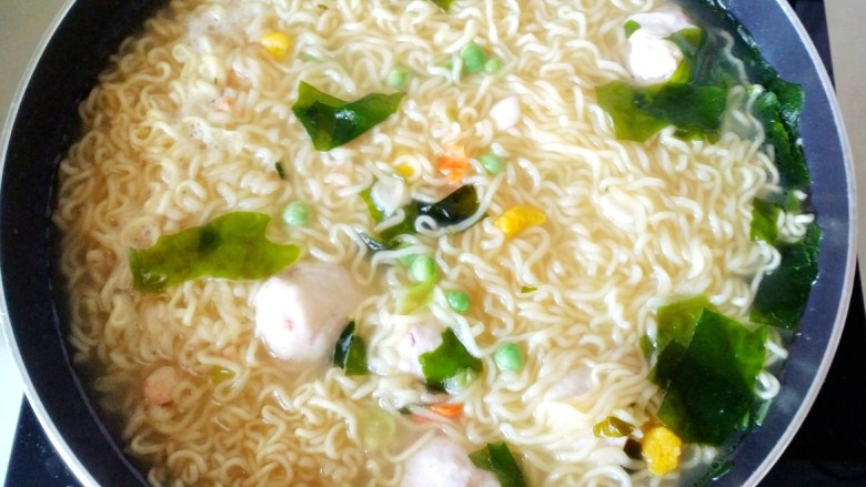 鱼丸裙带菜西红柿方便面,放入鱼丸,裙带菜,西红柿,青豆煮开即可