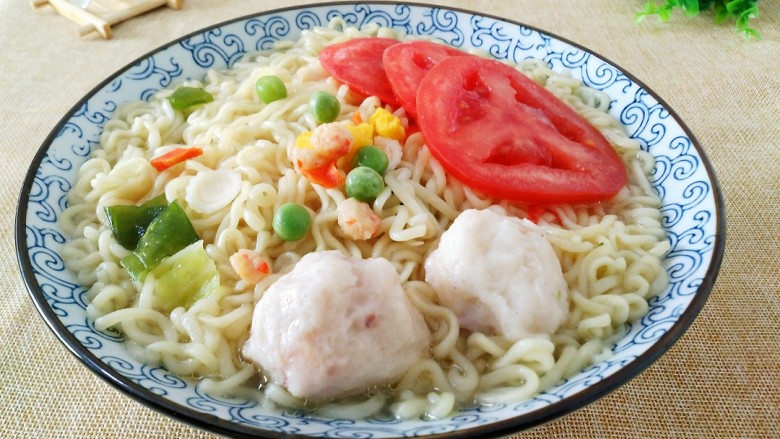 鱼丸裙带菜西红柿方便面,做好的鱼丸,裙带菜方便面,放入西红柿即可