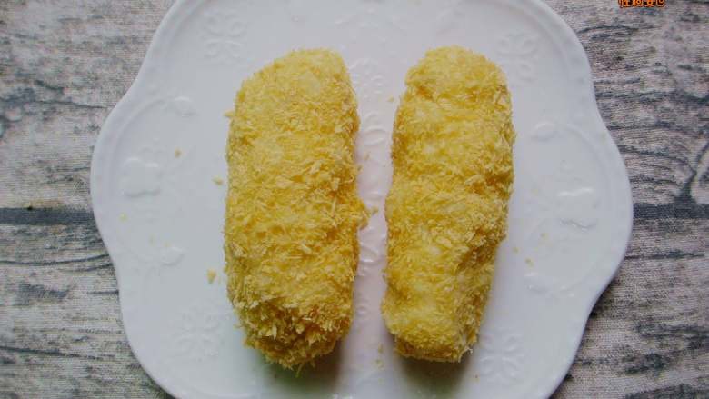 芝士拉丝热狗棒,因为我买的是即食火腿所以只要等面包糠炸熟即可,如果你买的火腿是不可以即食的,要先把火腿弄熟
