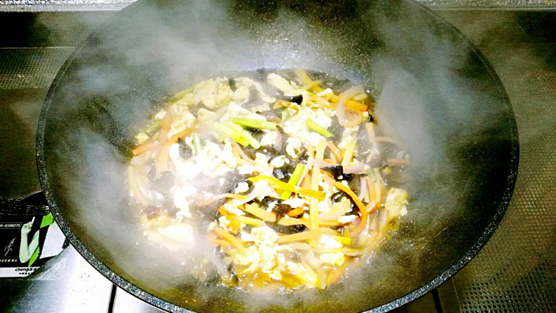鱼香鸡蛋,倒入鱼香汁大火烧开,小火焖2分钟左右使食材入味