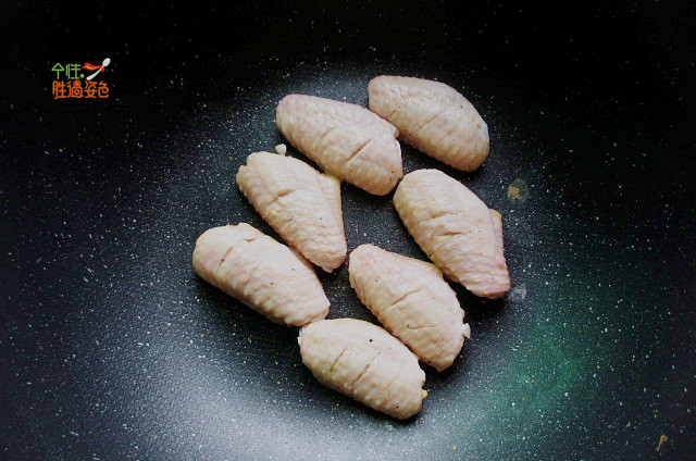 蒜香干煸鸡翅,锅中不放油,将鸡翅放入煎