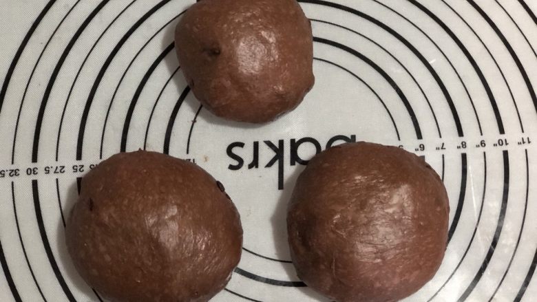 天然酵种巧克力蔓越莓吐司,不用排气,分成3份,滚圆。