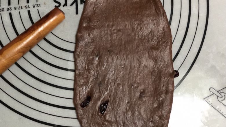 天然酵种巧克力蔓越莓吐司,不用松弛,直接擀成牛舌状。