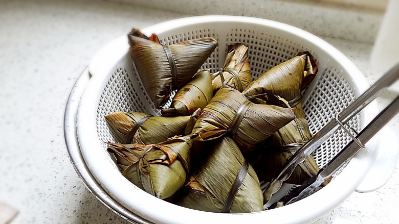 古法特制、天然植物碱水粽,包好的粽子煮个3小时。