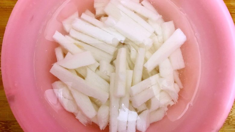 清水出芙蓉,切好之后的山药浸泡在水里,以免氧化变色
