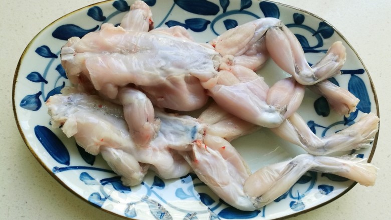 干锅牛蛙,牛蛙去除内脏,皮和脚趾。